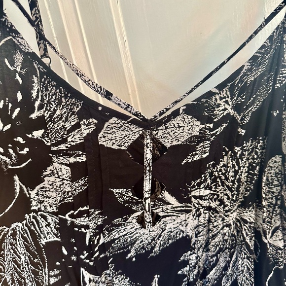 Volcanic black and white tank top with cutout detail size 14 - Picture 2 of 4